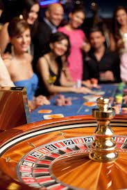 Dealer profesional di studio live game shows jago88bet dengan multi-kamera dan antarmuka interaktif
